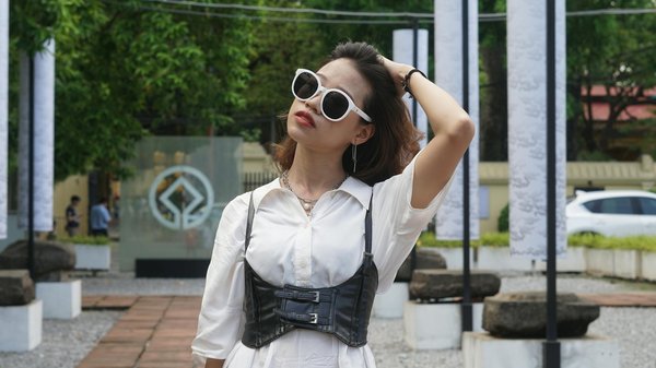 What are some tips for choosing the right sunglasses for your face shape?